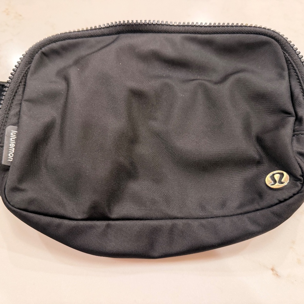 Lululemon Everywhere Belt Bag 1L Black Adjustable Crossbody Fanny Pack - Picture 2 of 5